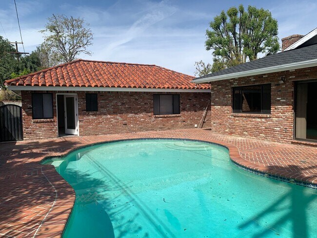 Building Photo - Rare opportunity! 2 Properties Available f...