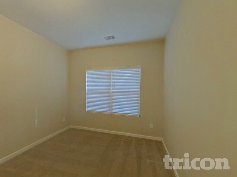 Building Photo - 1576 Queen Elizabeth Dr