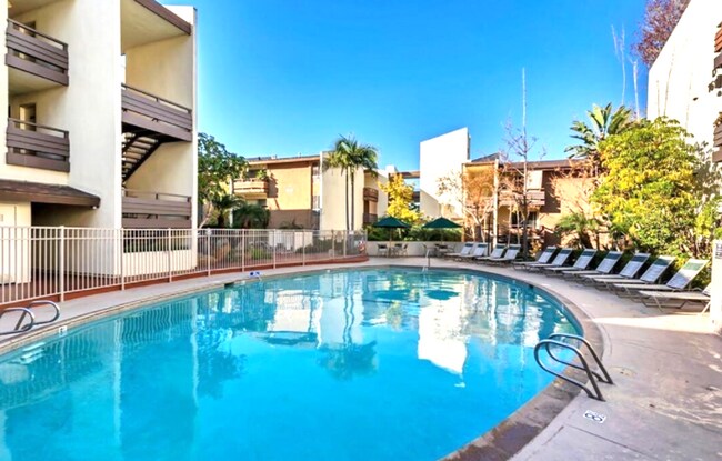 Building Photo - ****MOVE-IN SPECIAL: $500 OFF SECOND MONTH'S RENT****CHARMING 1BD/ 1BA AVAILABLE IN MISSION VALLEY!!