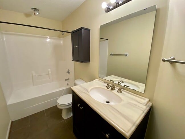 Building Photo - COMING SOON!! Beautiful 3 Bedroom 2 Full bathroom condo in Franklin Township in Southeast Indy!