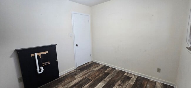 Building Photo - South Shores! 3 bedroom, 1 bath, 2 car garage!