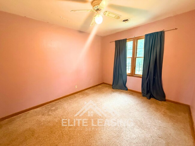 Building Photo - 1 Bedroom Duplex Near Washburn University!