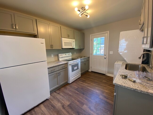 Building Photo - 2 bed 1 bath in quadplex. Walk to Meharry Medical College or Fisk. Renovated, off street parking....