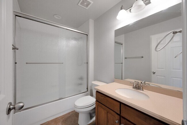 Building Photo - Spacious 5BR House in Aurora