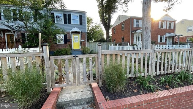 Building Photo - 2221 Arlington Terrace