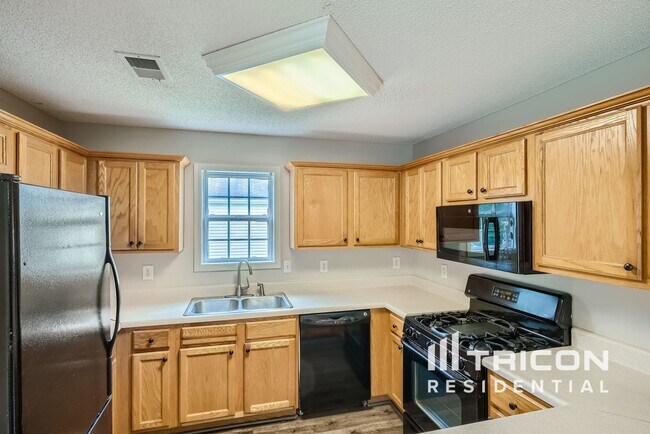 Building Photo - 605 Brooks Rd