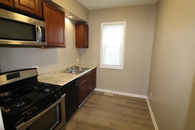 Building Photo - 392 N Garfield Ave