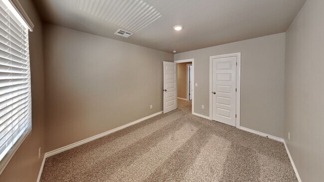 Building Photo - Very Nice 4 Bedroom 2 1/2 Bath in Yukon Schools + an office + bonus room