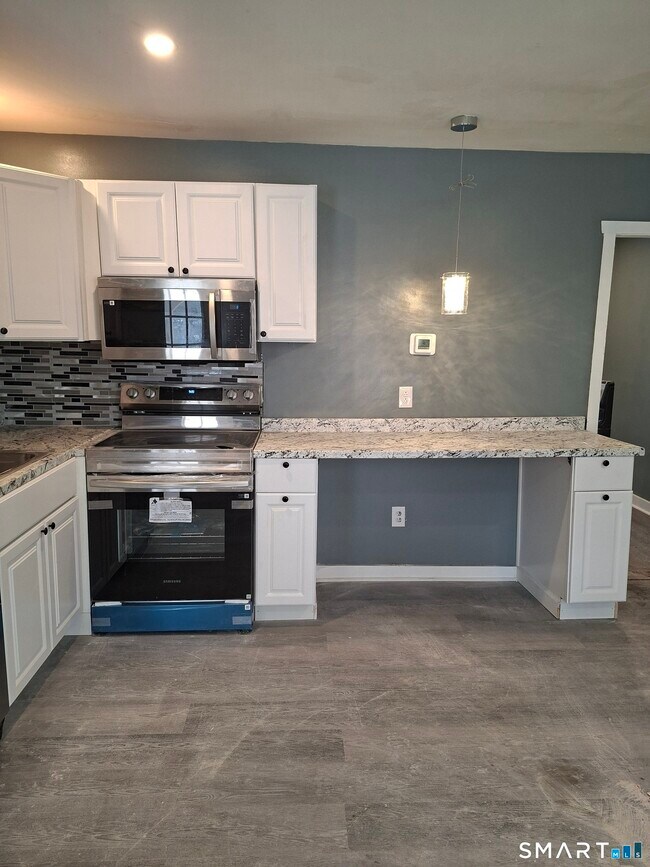 Building Photo - 7 Main St