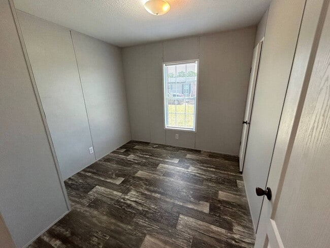 Building Photo - 1505 Bunnys Dr