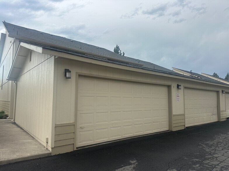 Building Photo - 1050 NE Butler Market Rd