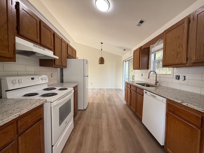 Building Photo - Charming 3 bedroom home in the Hubert area