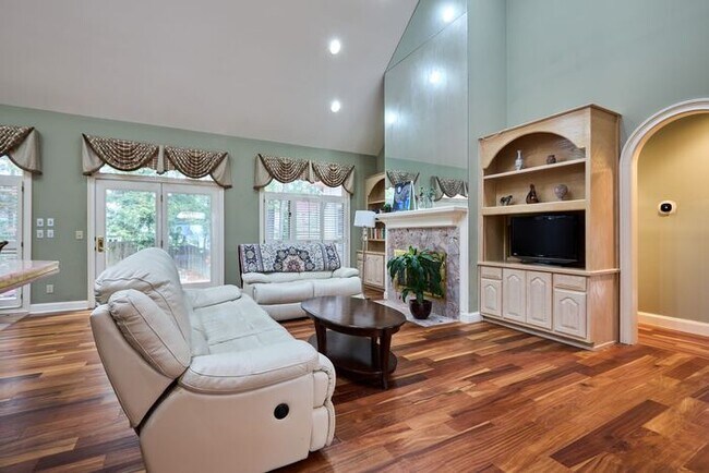 Building Photo - 6920 Oakbrook Way