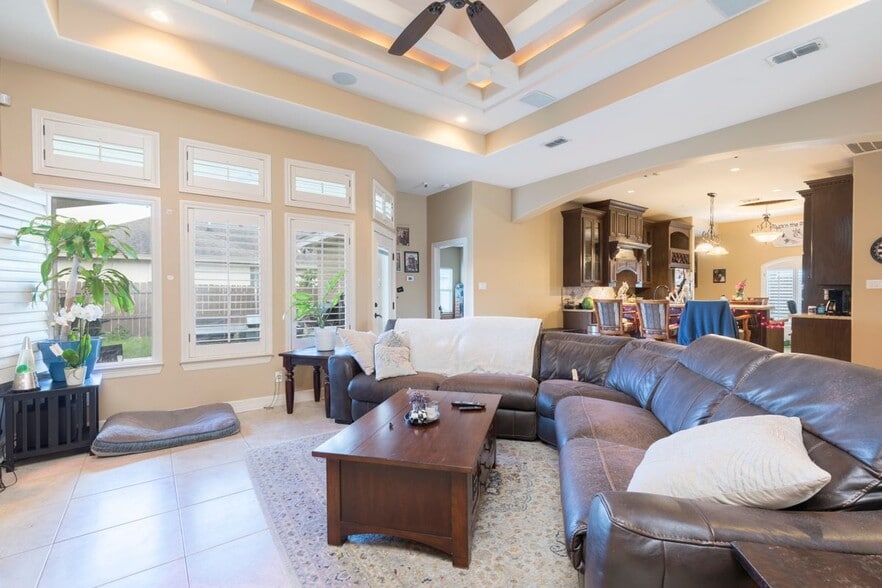 Building Photo - 2020 Queens Ave