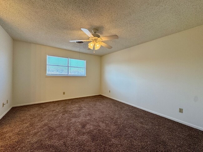 Building Photo - Townhome