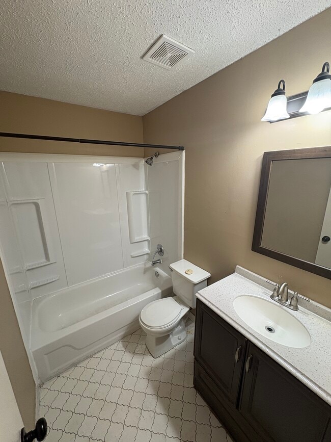 Building Photo - 5852 Roxboro Dr