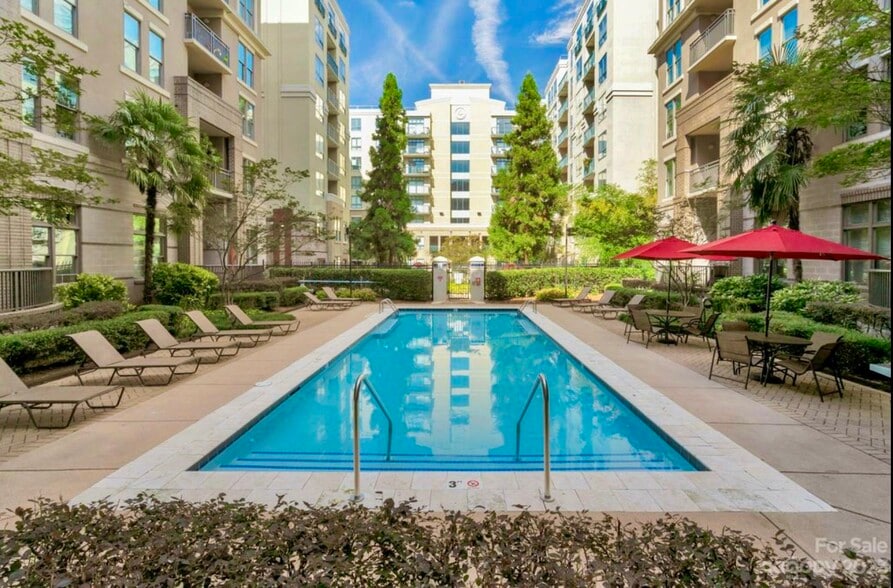 Building Photo - 718 W Trade St