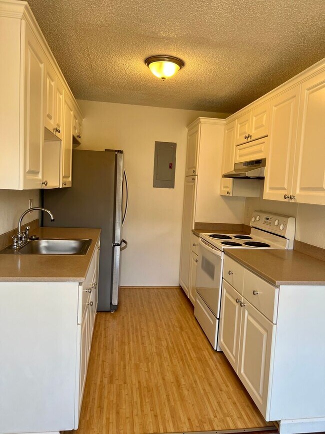 Building Photo - Charming Townhouse-2Bedrooms, 1Bathroom, 2...