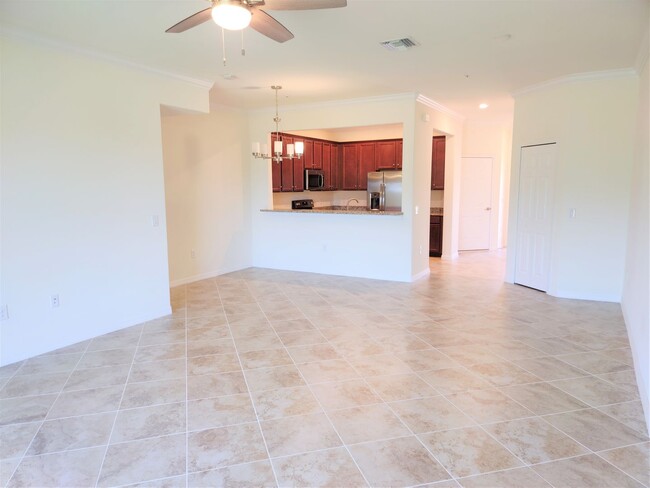 Building Photo - Annual Unfurnished 3 Bedroom, 2.5 Bath Tow...