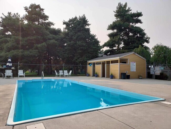 Building Photo - Central 2 bed 1.5 bath Townhouse