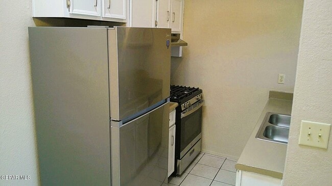 Building Photo - 3001 E Glen Dr