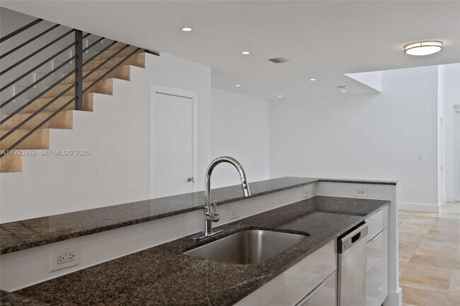 Building Photo - 7004 NE 5th Ave