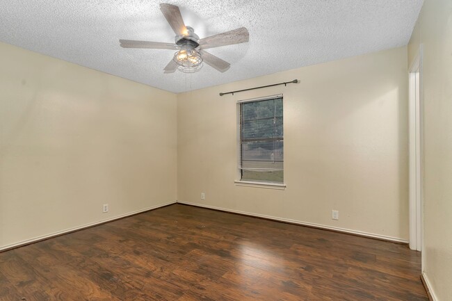 Building Photo - 1602 Spring Branch Dr