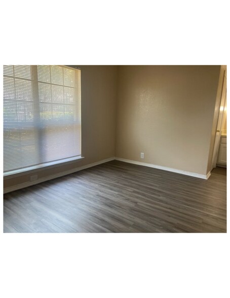 Building Photo - 2701 Green Oaks Rd