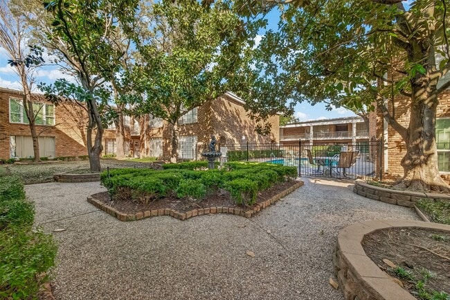 Building Photo - 2201 Fountain View Dr