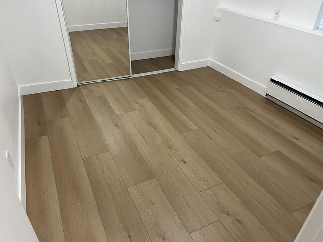 Building Photo - 2025 E 20th St