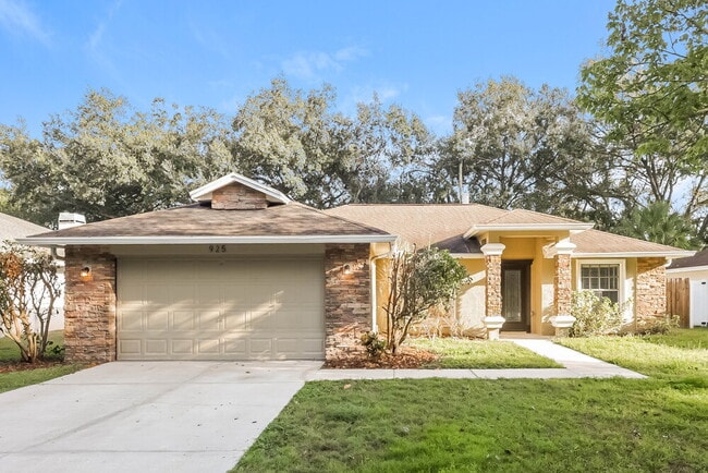 Building Photo - 925 Clearcreek Dr