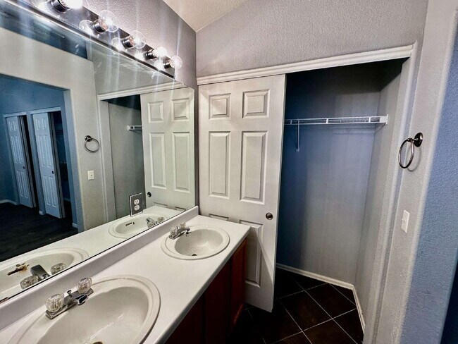 Building Photo - "Charming Centennial Retreat: Spacious 3-Bedroom Home with 2.5 Baths!