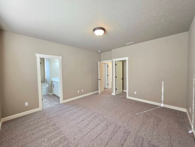 Building Photo - 4015 St Paul Ln