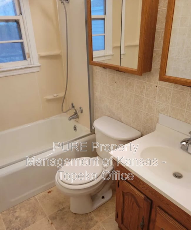 Building Photo - 310 SW Hillside Dr