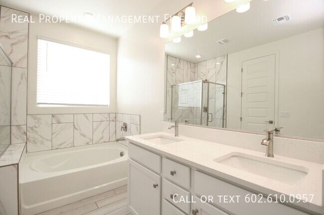 Building Photo - 3037 W la Mirada Dr