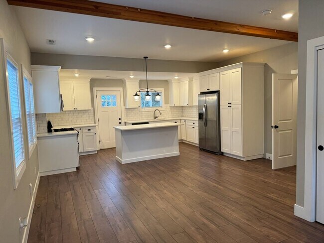 Building Photo - 1132000