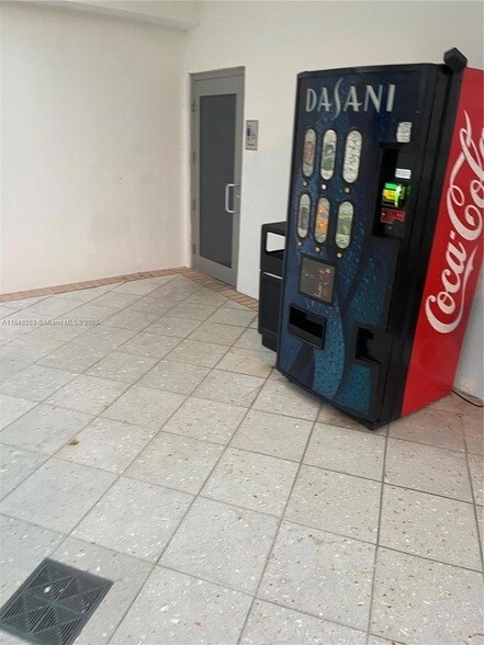 Building Photo - 100 Lincoln Rd