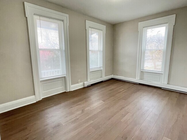 Building Photo - 404 Mountain St