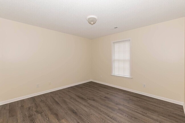 Building Photo - THREE BEDROOM HOME WITH LARGE YARD!
