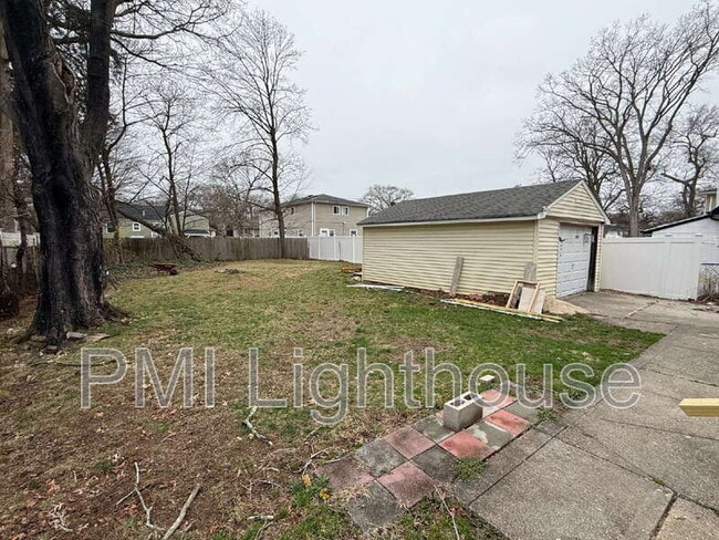 Building Photo - 115 8th Ave