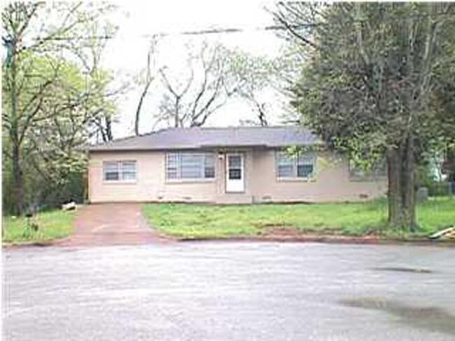 Primary Photo - 4 Bedroom / 2 Bath Single Family Home
