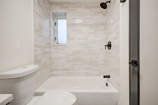 Building Photo - 3007 W Fletcher St