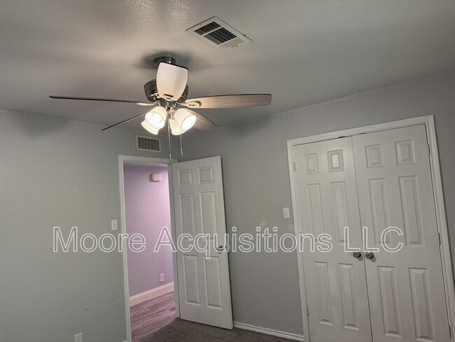 Building Photo - 3601 Oakwood Dr
