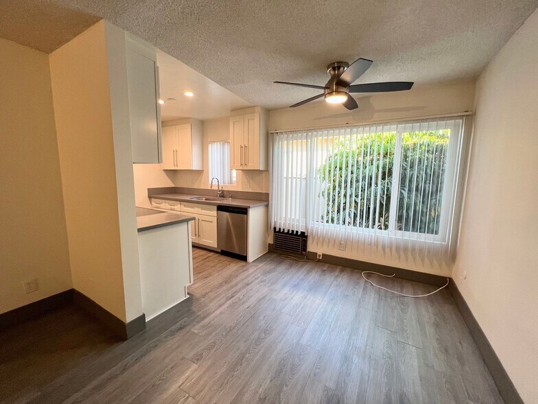 Building Photo - 3359 Mentone Ave