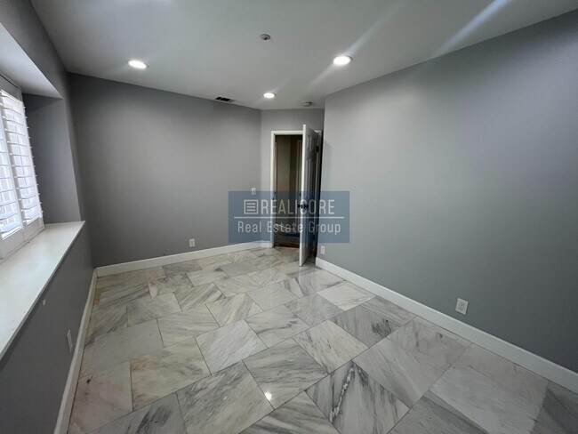Building Photo - 14786 Shadow Dr