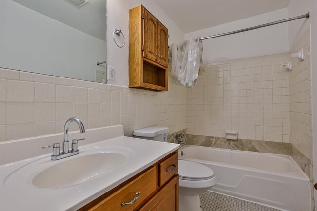 Building Photo - 1556 Meredith Dr