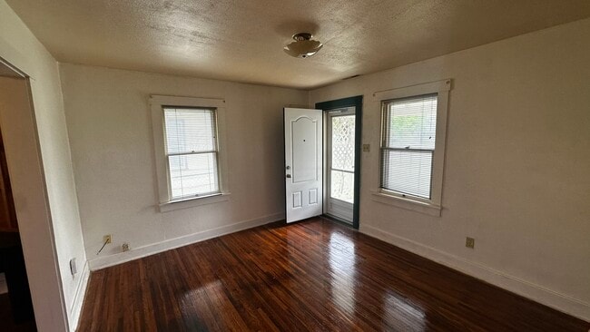 Building Photo - 910 E 3rd Ave