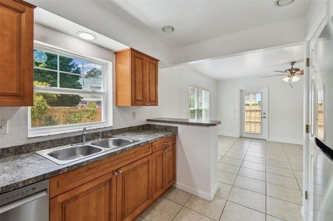 Building Photo - 587 Shady Grove Dr