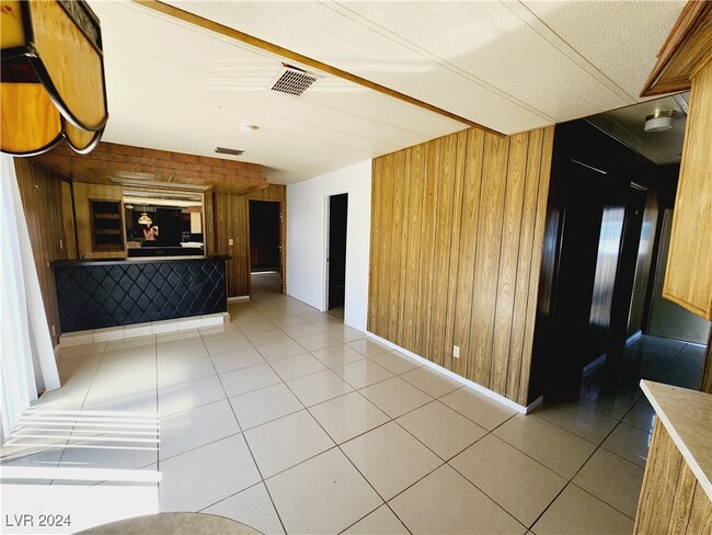 Building Photo - 6135 Carlsbad Ave