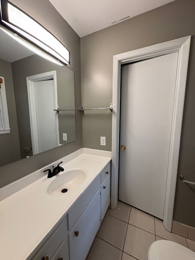 Building Photo - Spacious 4 Bed 2.5 bath Home Close to Fort...